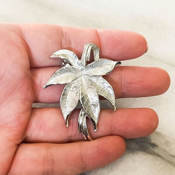 Vintage Signed Gerrys Leaf Brooch Silver Toned Metal Pin Retro MCM - Picture 2 of 4